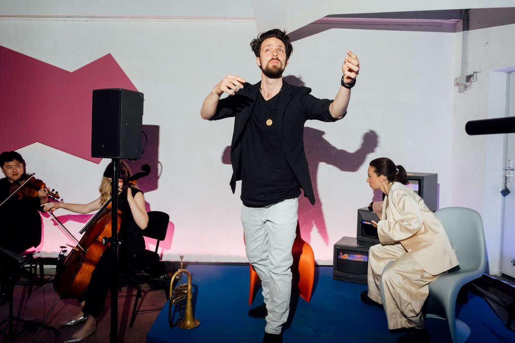 Community Musician Juri de Marco leads a shared impovisation - © Nekame Klasohm