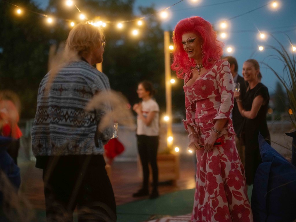 »Meet the Ultra«: Anselm Dalferth and dragqueen chat in the opera’s terrace garden about the things that make us special. - © Nekame Klasohm
