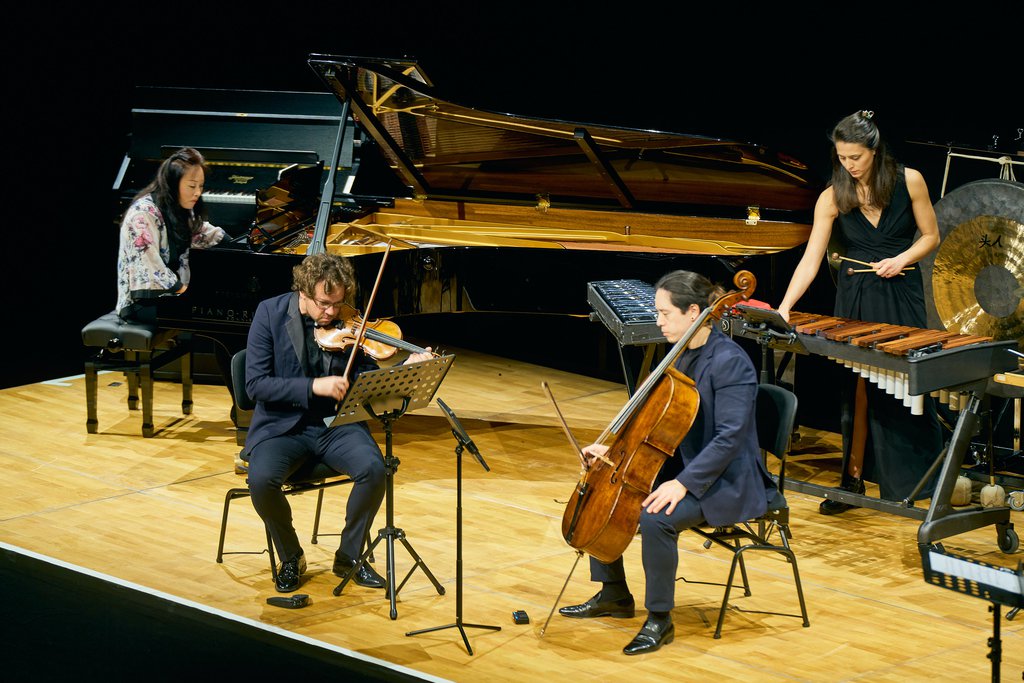 Das Sitkovetsky Trio und Schlagwerker:innen Vivi Vassileva, David Hödlmoser und Maxime Pidoux im Forum der Bundeskunsthalle - © Sebastian Wolf