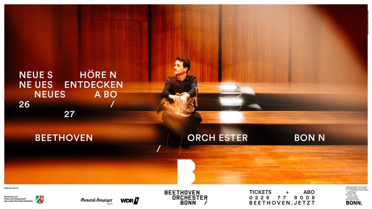 Bild: Ein Mann in Konzertkleidung sitzt mit einem Horn auf dem Schoß auf der Bühne. Er blickt nach links. Schriftzug: "Neues hören. Neues entdecken. Neues Abo. 26/27 Beethoven Orchester Bonn /"
