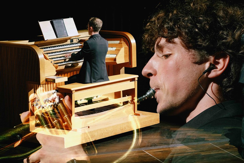 Ein Organist auf einer Bühne. Überlagert ist das Bild eines musizierenden Trompeters.