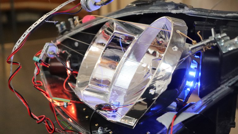 Das selbstgebaute Instrument aus Auto-Scheinwerfern von Elisabeth Coudoux und Miriam Berger - © Beethovenfest Bonn