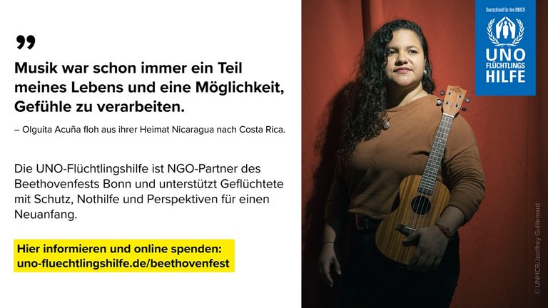 Frau mit Ukulele steht vor einem roten Hintergrund. Text beschreibt Bedeutung der Musik für Geflüchtete. UNO-Flüchtlingshilfe-Logo ist sichtbar.