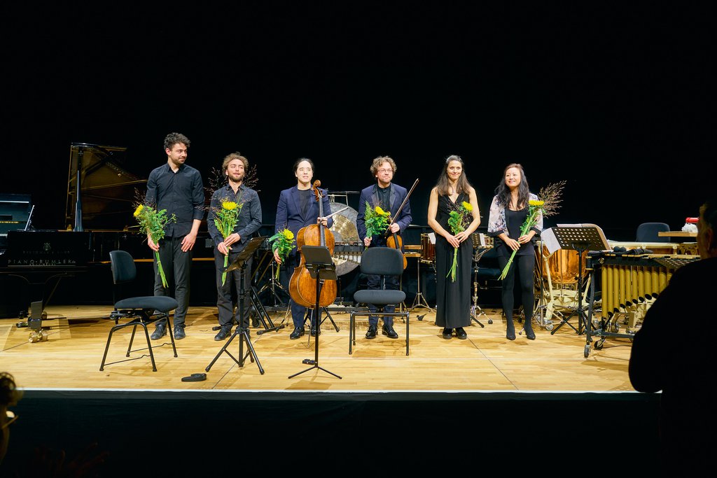 Das Sitkovetsky Trio und Schlagwerker:innen Vivi Vassileva, David Hödlmoser und Maxime Pidoux im Forum der Bundeskunsthalle - © Sebastian Wolf