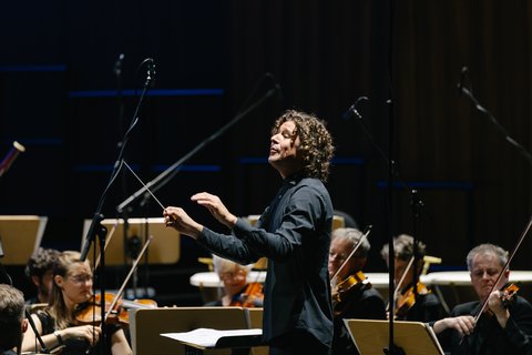 Robin Ticciati dirigiert das Chamber Orchestra of Europe beim Abschlusskonzert des Beethovenfests 2023 - © Daniel Dittus