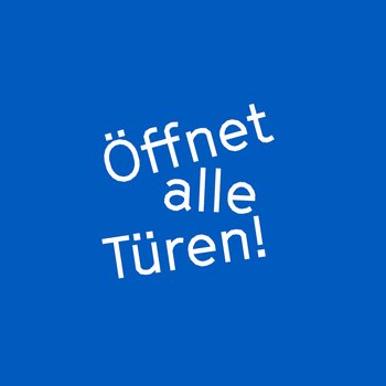Ein blaues Bild mit weißem Text: "Öffnet alle Türen!" Der Text ist diagonal auf die Mitte platziert.